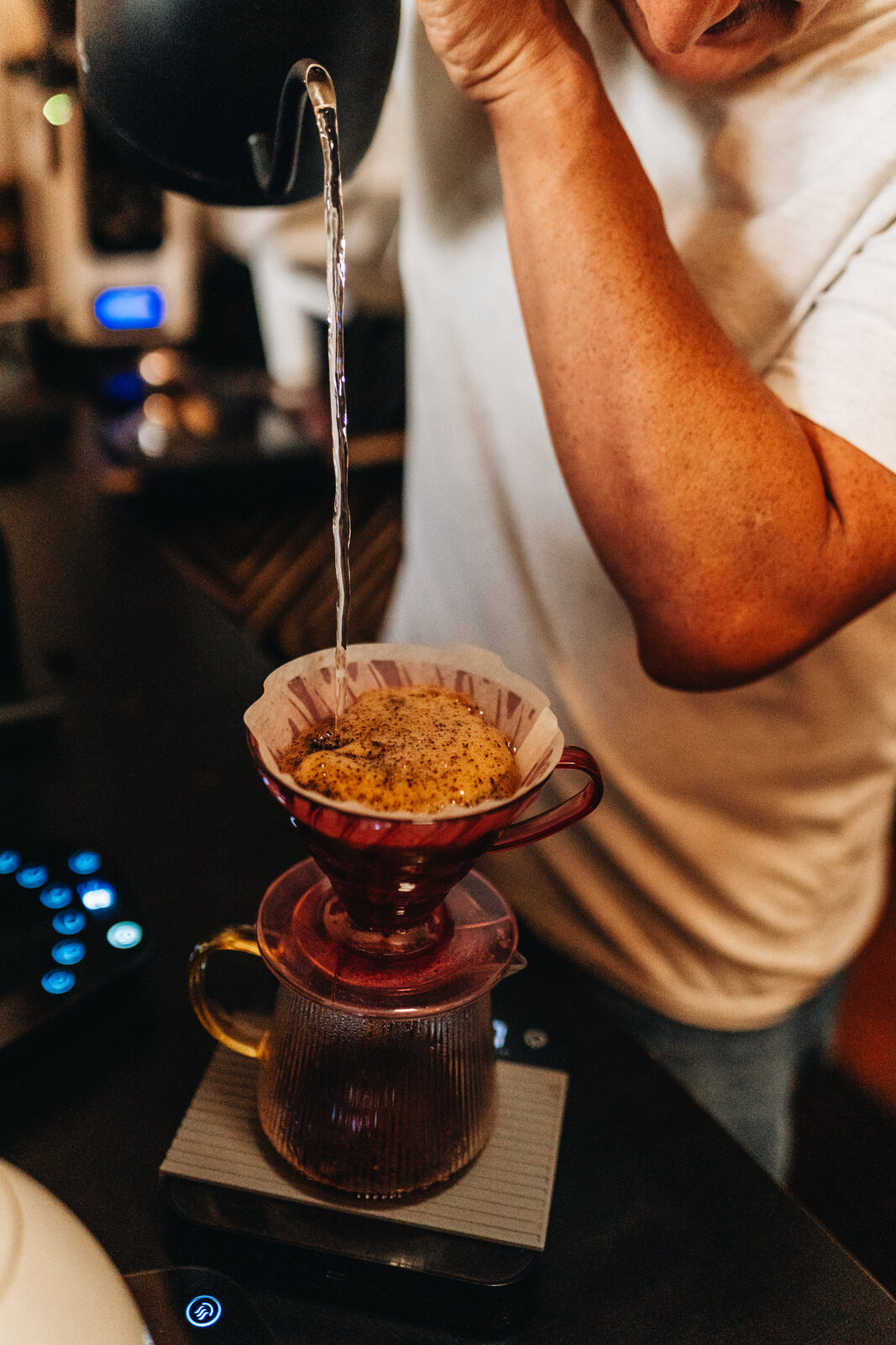 Barista de Coffea preparando un V60 en la barra de Antigua Guatemala