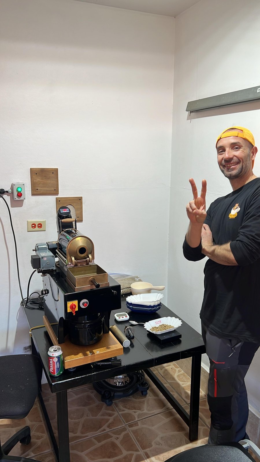Pedro Ros con su tostadora de muestras de Mundo Novo Coffee